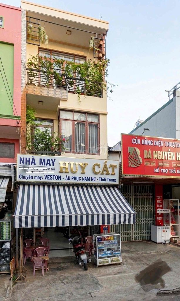 Bán nhà 3 tầng- 2 mặt tiền chợ Quảng Phú