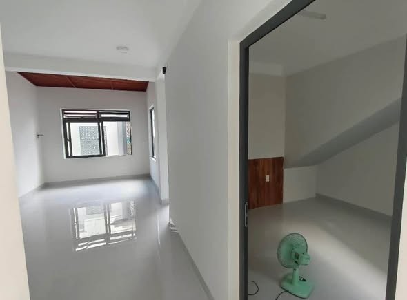 Chủ cần bán nhanh nhà mới 2 tầng hẻm 05 Lê Lợi, sát khách sạn trung tâm.