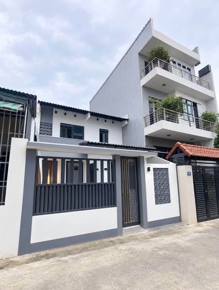 Chủ cần bán nhanh nhà mới 2 tầng hẻm 05 Lê Lợi, sát khách sạn trung tâm.