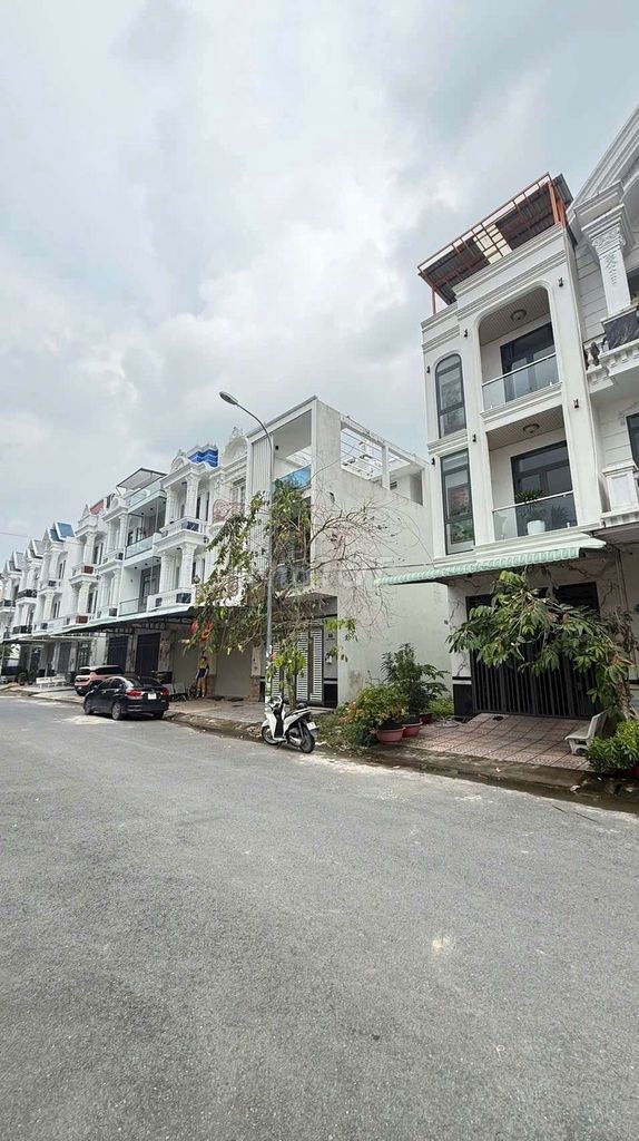 ĐƯỜNG B12 KDC HƯNG PHÚ 1 - NHÀ 2 LẦU SÂN THƯỢNG - Ảnh 2