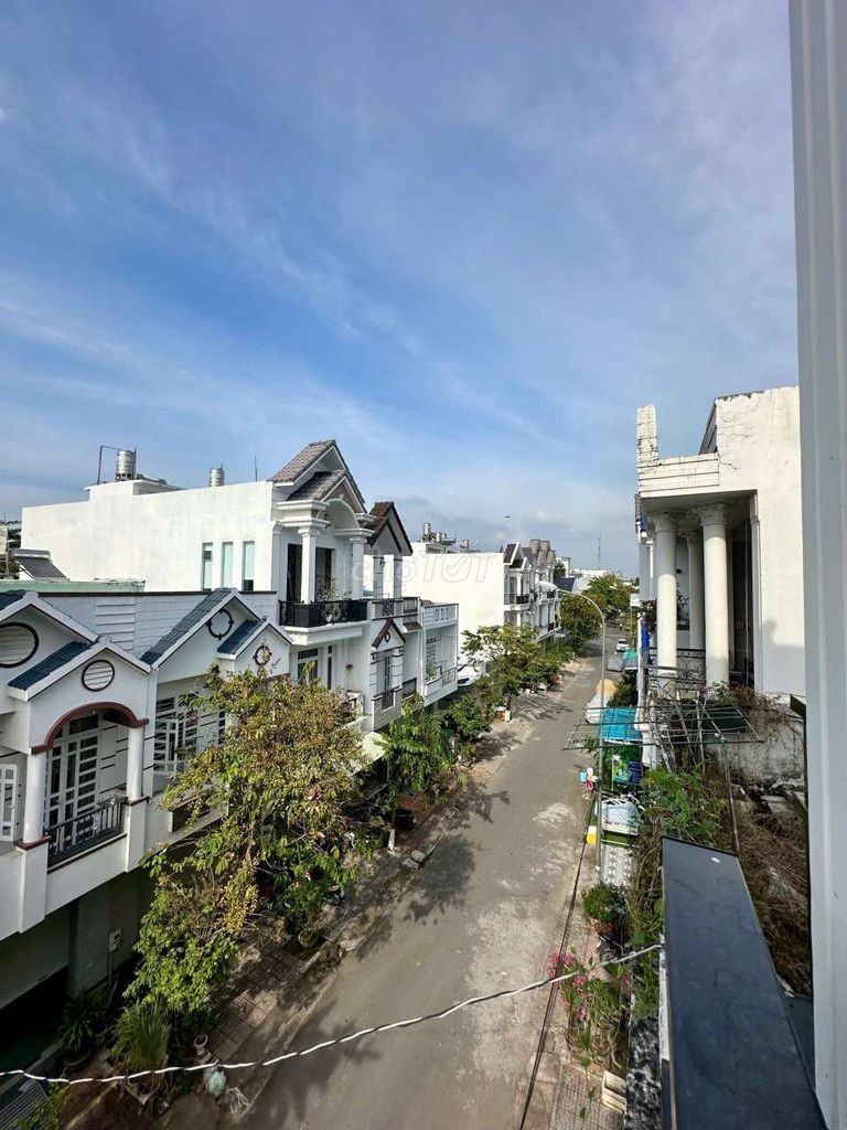 NHÀ 2 LẦU GIÁ TỐT - KDC HƯNG PHÚ 1