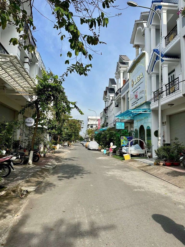 NHÀ 2 LẦU GIÁ TỐT - KDC HƯNG PHÚ 1