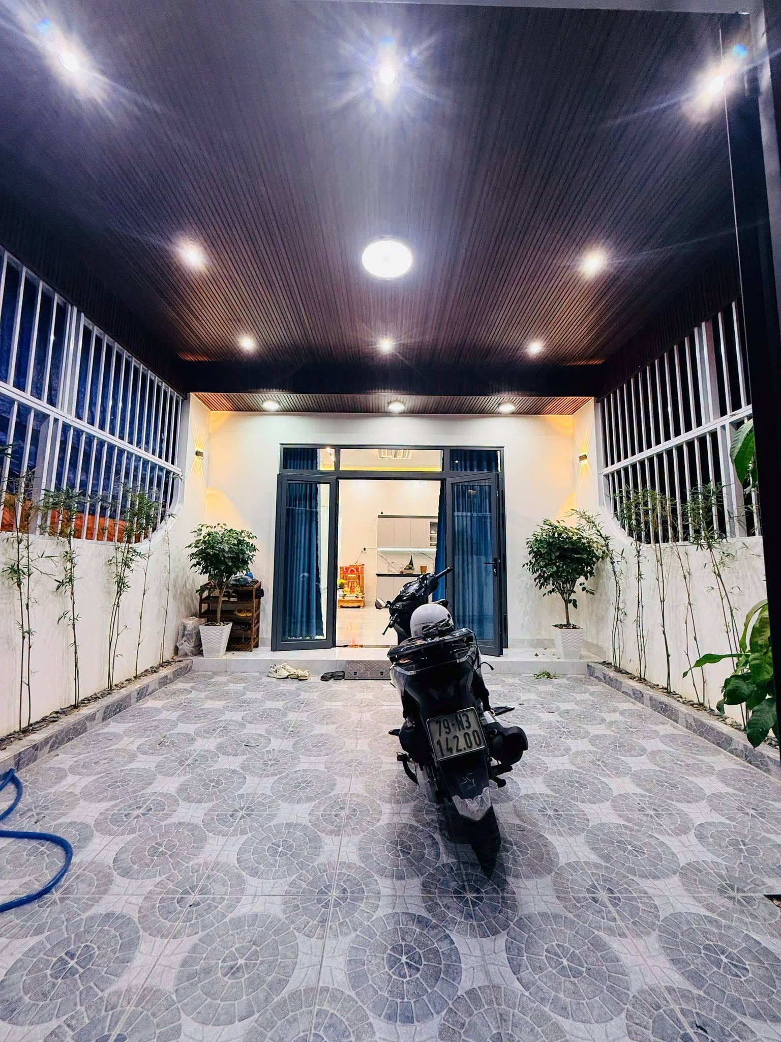 Bán nhà mặt tiền KD - dt 100m2(5x20m)-2PN mới đẹp - oto vào nhà- Bắc Nha Trang- chỉ 1ty590tr - Ảnh 1