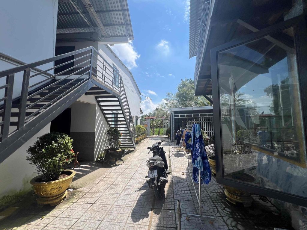TS: Nhà ở và 01 Khu nhà Nghỉ 22 phòng; 01 khu Trọ 40 phòng đang
