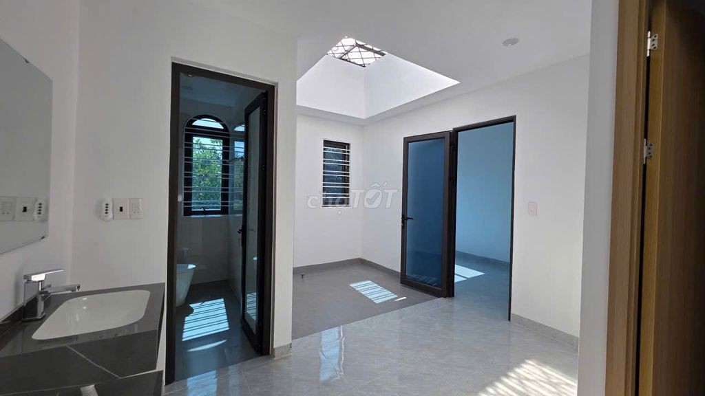Nhà 3 tầng Mới Lô Góc Mặt Đường Thông Giá 2,48 tỷ.