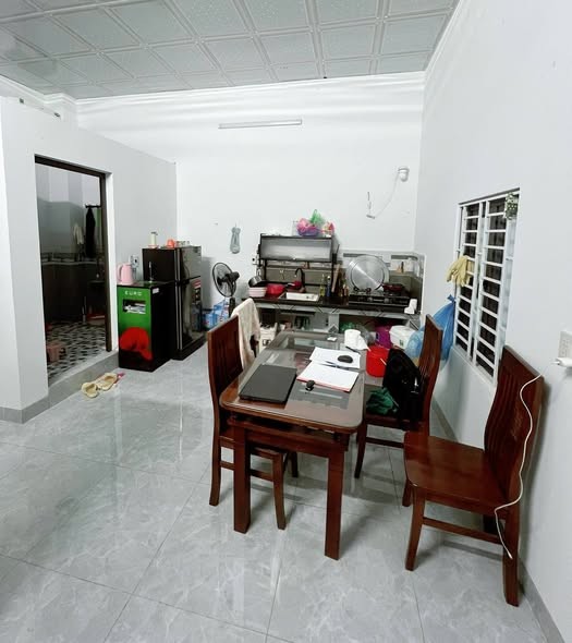 Hiện mình trống 1 phòng trọ rộng gần 25m. Địa chỉ gần cầu vượt Bắc Sơn, gần Ga Thái Nguyên, gần các trường Đại học