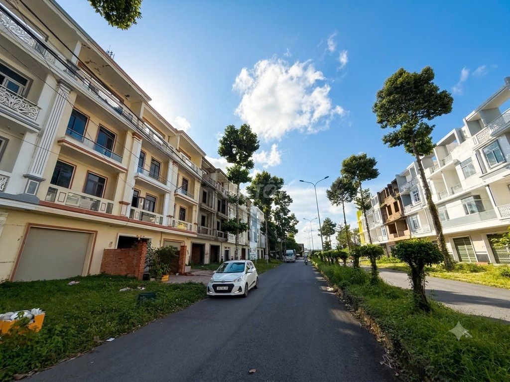 NHÀ 4 TẦNG, ĐẤT 105M2, LỘ 30M, KHU DC HOÀNG QUÂN BÌNH MINH, VĨNH LON - Ảnh 1