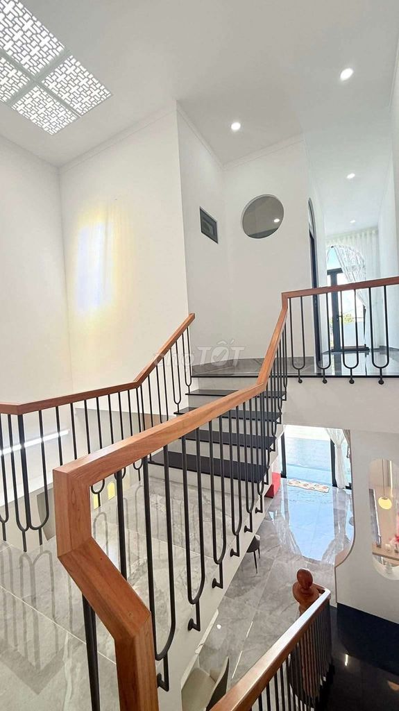 bán nhà mê lệch hiện đại mới 100% thôn 3 Cư Ebur