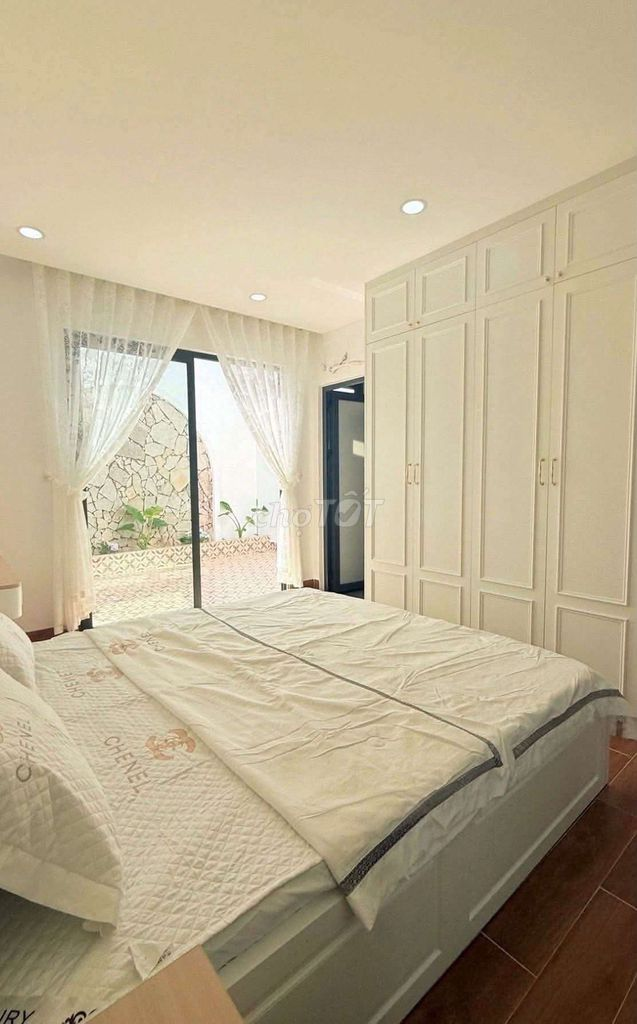 bán nhà mê lệch hiện đại mới 100% thôn 3
