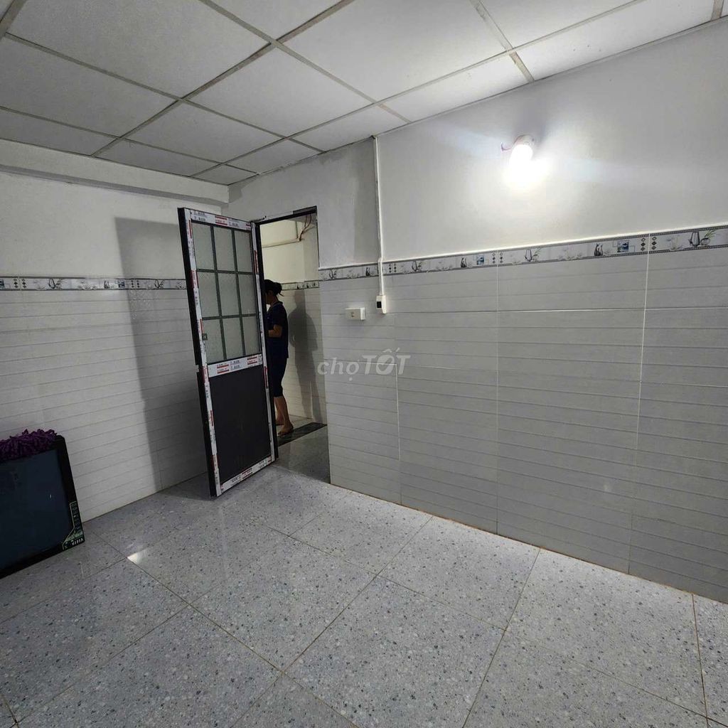 CHO THUÊ NHÀ TRỆT LỮNG HẺM 388 NGUYỄN VĂN CỪ - CÓ 2 MÁY LẠNH