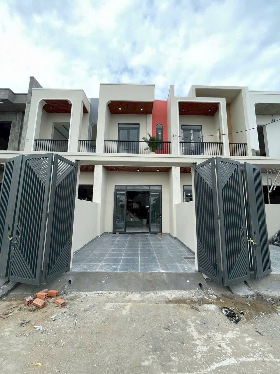 NHÀ LẦU SỔ HỒNG RIÊNG CHỈ 600TR NHẬN NHÀ - Ảnh 1