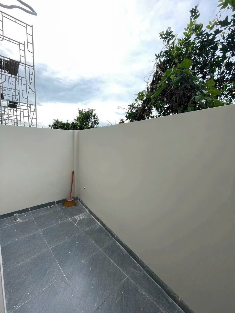 NHÀ LẦU SỔ HỒNG RIÊNG CHỈ 600TR NHẬN NHÀ - Ảnh 2