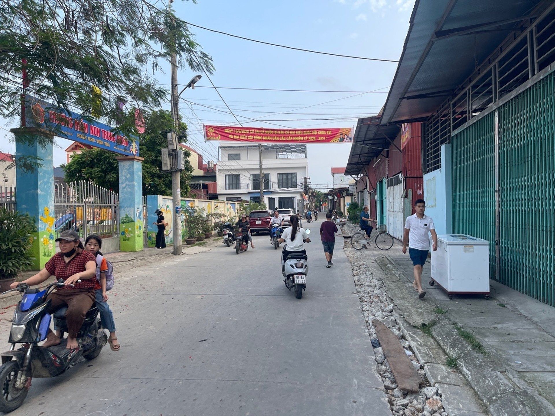 TIÊN TRÀ THỊ TRẤN CHỜ ,NHỈNH 2TỶ TẶNG NHÀ CẤP 4 , Ô TÔ VF5 ĐỖ CỬA ĐƯỜNG THÔNG THOÁNG