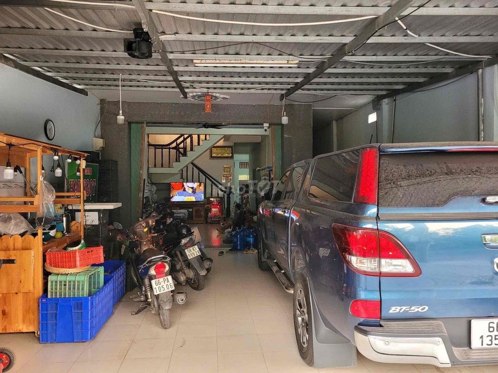 Bán nhà mặt tiền lớn kế chợ