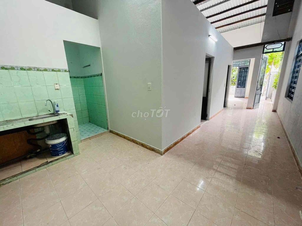 BÁN NHÀ CẤP 4 KIỆT Ô TÔ ĐẬU TRƯỚC NHÀ CÁCH MẠNG THÁNG 8 – CẨM L - Ảnh 2
