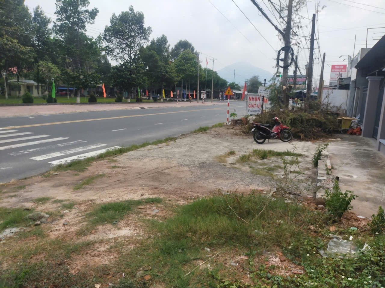 BÁN ĐẤT DT 10x30m ( vuông vắn). MẶT TIỀN ĐƯỜNG BỜI LỜI, NGAY TẠI TRUNG TÂM TỈNH TÂY NINH