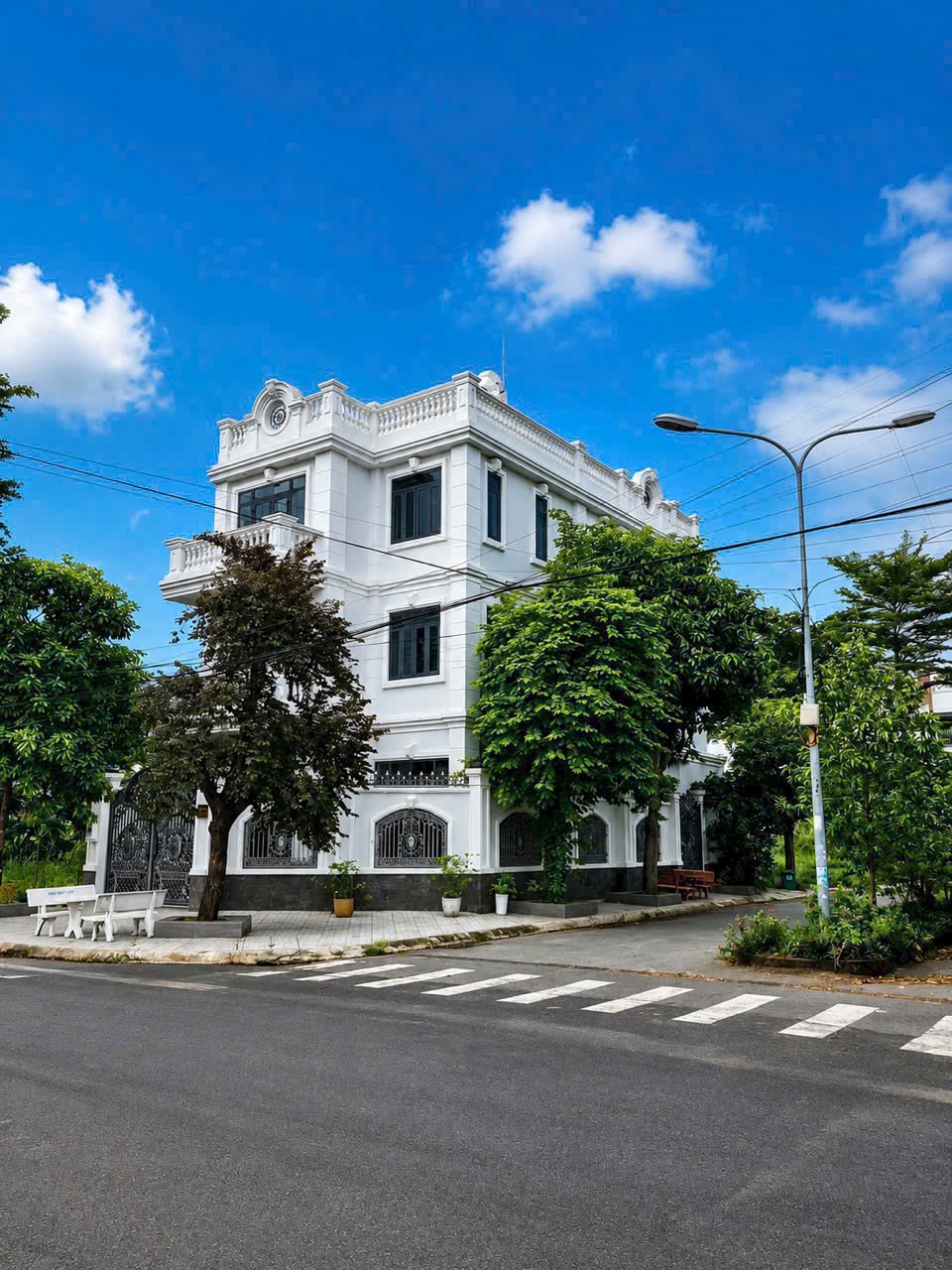 Bán nhà đẹp Bưng Ông Thoàn, giá bán 17,6 tỷ, 2 mặt tiền đường rộng 20m, sổ hồng, giá tốt