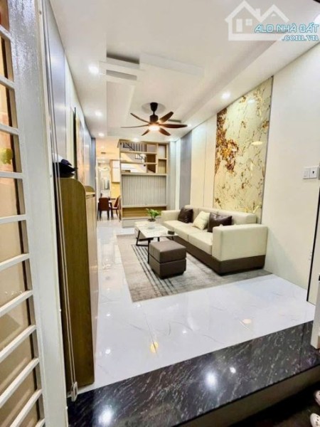 Hẻm Hai Bà Trưng, Quận 3, DT 3.2x7m, 3 tầng, 2 Phòng ngủ, Mới, Full nội thất, 4.97 tỷ